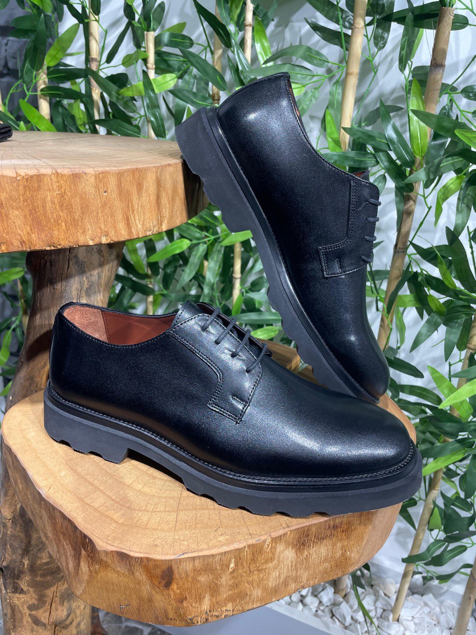 https://www.hollomen.com/cdn/shop/files/Men_sBlackLeatherDerbyShoes_ClassicandDurableFormalFootwearforWork_Events_andEverydayStyle_5.jpg?v=1733050449